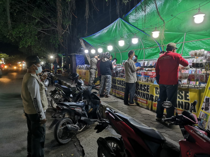 Giat Jumat, 30 Juli 2021 perihal pembagian an Edaran Instruksi Wali Kota Samarinda Nomor 4 Tahun 2021 di wilayah Perdagangan di Karang Anyar bersama Staf kelurahan, FKPM Karang Anyar, Satgas Covid-19 Sungai Kunjang