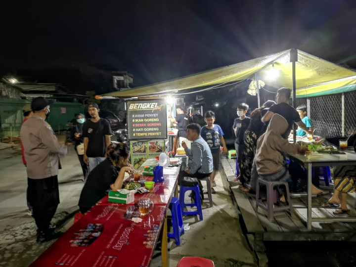 Giat Jumat, 30 Juli 2021 perihal pembagian an Edaran Instruksi Wali Kota Samarinda Nomor 4 Tahun 2021 di wilayah Perdagangan di Karang Anyar bersama Staf kelurahan, FKPM Karang Anyar, Satgas Covid-19 Sungai Kunjang