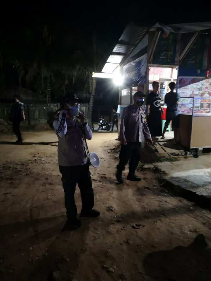 Giat Jumat, 30 Juli 2021 perihal pembagian an Edaran Instruksi Wali Kota Samarinda Nomor 4 Tahun 2021 di wilayah Perdagangan di Karang Anyar bersama Staf kelurahan, FKPM Karang Anyar, Satgas Covid-19 Sungai Kunjang