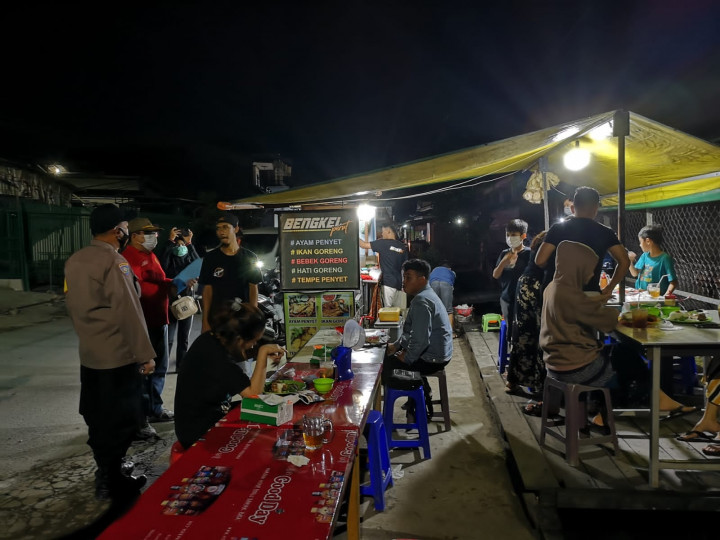 Giat Jumat, 30 Juli 2021 perihal pembagian an Edaran Instruksi Wali Kota Samarinda Nomor 4 Tahun 2021 di wilayah Perdagangan di Karang Anyar bersama Staf kelurahan, FKPM Karang Anyar, Satgas Covid-19 Sungai Kunjang