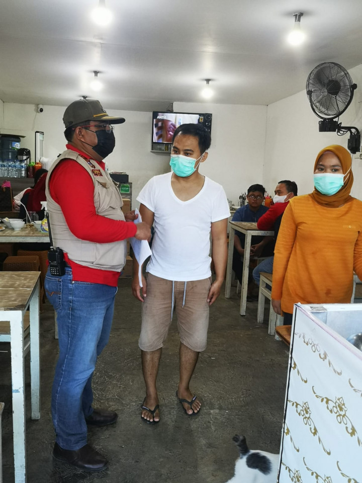 Sabtu, 12-09-2021, Mengawasi kegiatan pemilihan Ketua RT.009 di Jalan Cendana Gang 11