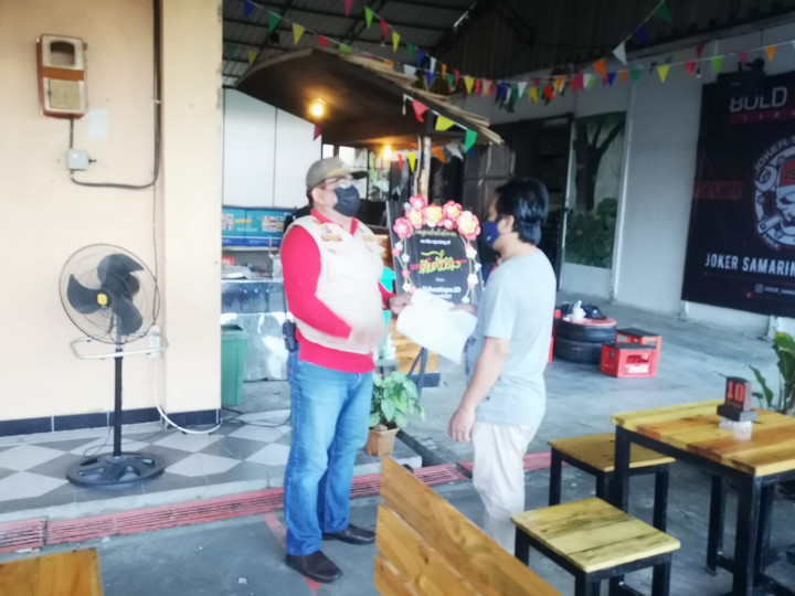 Sabtu, 12-09-2021, Mengawasi kegiatan pemilihan Ketua RT.009 di Jalan Cendana Gang 11