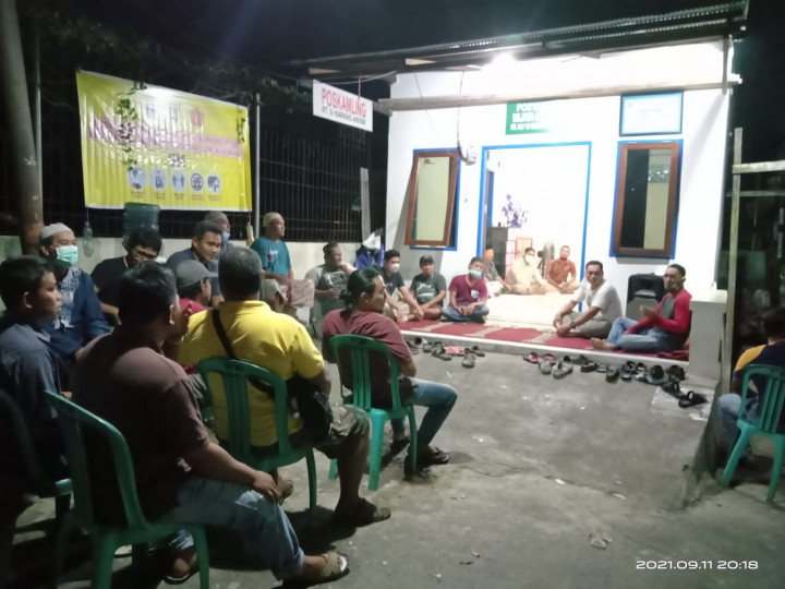 Jumat, 11-09-2021, pembagian edaran Instruksi Wali Kota Samarinda Nomor 8 Tahun 2021 di wilayah Karang Anyar