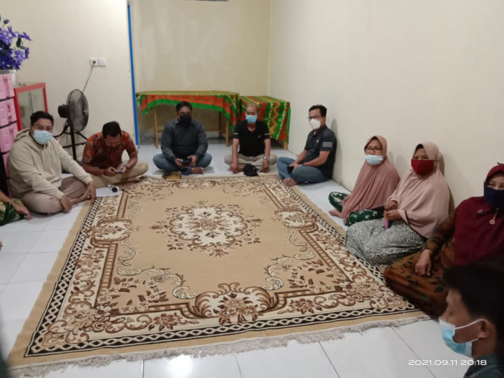 Jumat, 11-09-2021, pembagian edaran Instruksi Wali Kota Samarinda Nomor 8 Tahun 2021 di wilayah Karang Anyar