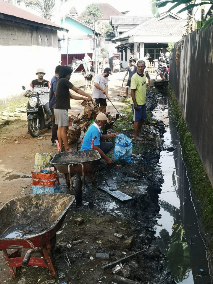 Minggu, 14 November 2021 kegiatan gotong royong di  jl. Kahoi 5 RT 28, Jl. Tengkawang RT 15 dan Jl. Kelapa Gading RT 37
