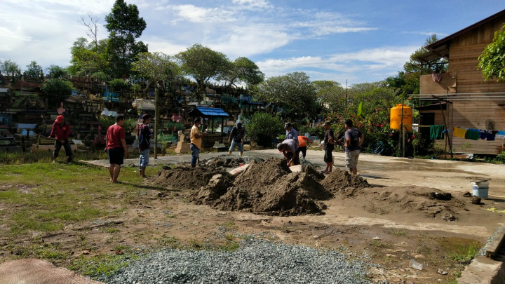 Minggu, 14 November 2021 kegiatan gotong royong di  jl. Kahoi 5 RT 28, Jl. Tengkawang RT 15 dan Jl. Kelapa Gading RT 37