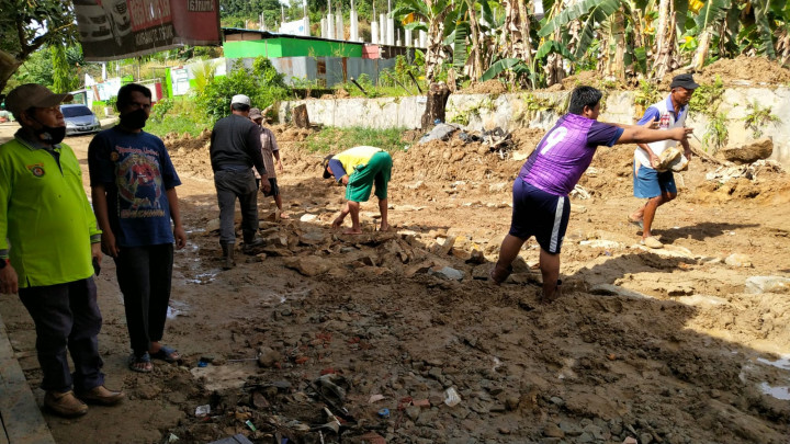 Minggu, 14 November 2021 kegiatan gotong royong di  jl. Kahoi 5 RT 28, Jl. Tengkawang RT 15 dan Jl. Kelapa Gading RT 37