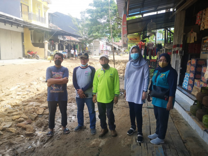 Minggu, 14 November 2021 kegiatan gotong royong di  jl. Kahoi 5 RT 28, Jl. Tengkawang RT 15 dan Jl. Kelapa Gading RT 37