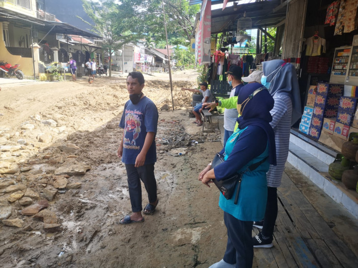 Minggu, 14 November 2021 kegiatan gotong royong di  jl. Kahoi 5 RT 28, Jl. Tengkawang RT 15 dan Jl. Kelapa Gading RT 37