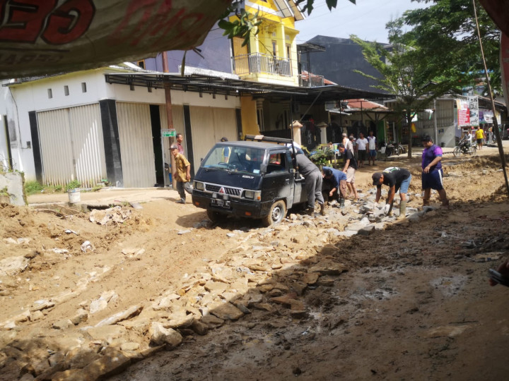 Minggu, 14 November 2021 kegiatan gotong royong di  jl. Kahoi 5 RT 28, Jl. Tengkawang RT 15 dan Jl. Kelapa Gading RT 37