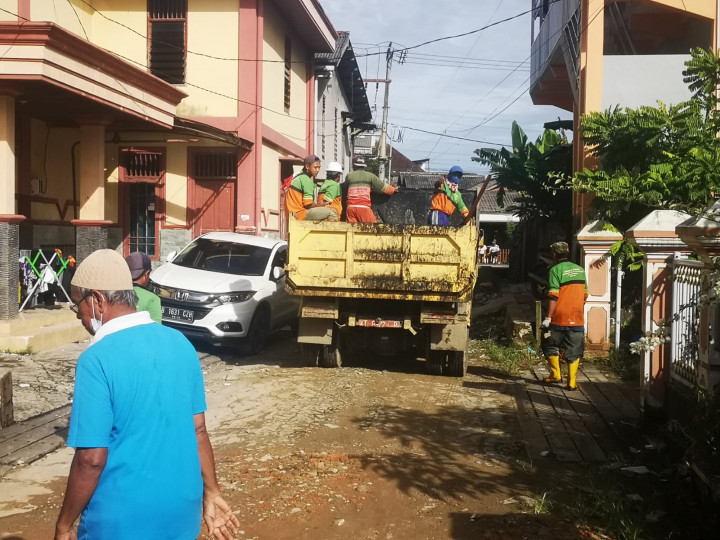 Minggu, 14 November 2021 kegiatan gotong royong di  jl. Kahoi 5 RT 28, Jl. Tengkawang RT 15 dan Jl. Kelapa Gading RT 37