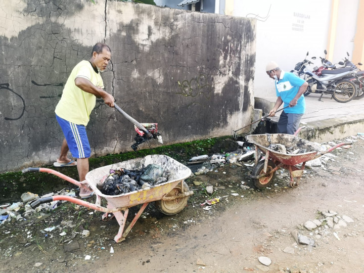 Minggu, 14 November 2021 kegiatan gotong royong di  jl. Kahoi 5 RT 28, Jl. Tengkawang RT 15 dan Jl. Kelapa Gading RT 37