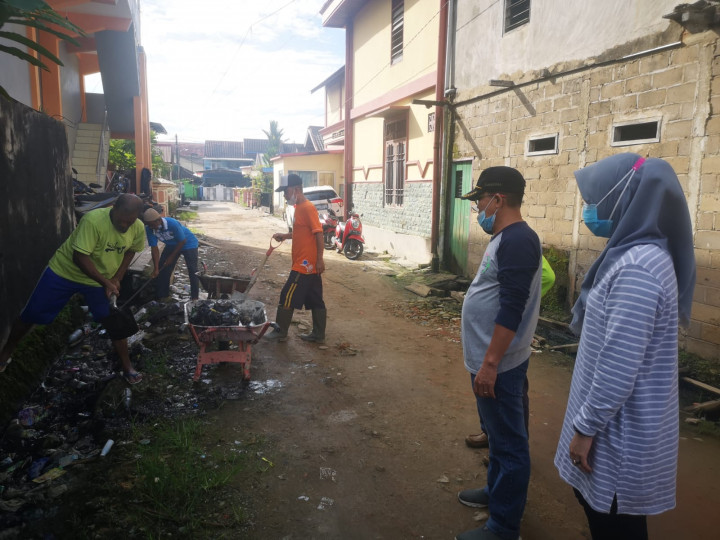 Minggu, 14 November 2021 kegiatan gotong royong di  jl. Kahoi 5 RT 28, Jl. Tengkawang RT 15 dan Jl. Kelapa Gading RT 37
