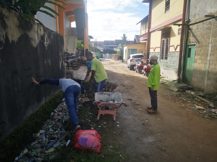 Minggu, 14 November 2021 kegiatan gotong royong di  jl. Kahoi 5 RT 28, Jl. Tengkawang RT 15 dan Jl. Kelapa Gading RT 37