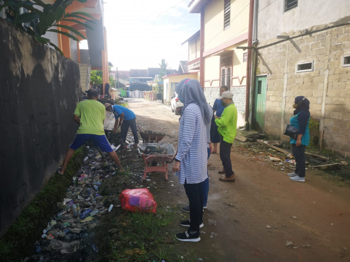 Minggu, 14 November 2021 kegiatan gotong royong di  jl. Kahoi 5 RT 28, Jl. Tengkawang RT 15 dan Jl. Kelapa Gading RT 37
