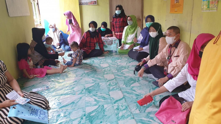 02 Desember ... Kunjungan Lurah Karang Anyar bersama Ketua TP PKK Kel Karang Anyar pada Kegiatan penyuluhan Kesehatan yang diselenggarakan di posyandu Amalia Jl. Rimbawan RT 33 Kel. Karang Anyar