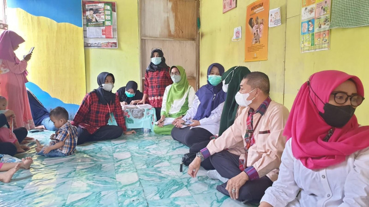 02 Desember ... Kunjungan Lurah Karang Anyar bersama Ketua TP PKK Kel Karang Anyar pada Kegiatan penyuluhan Kesehatan yang diselenggarakan di posyandu Amalia Jl. Rimbawan RT 33 Kel. Karang Anyar