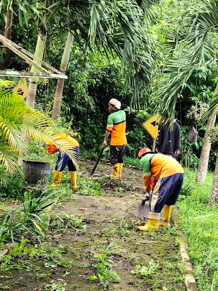 Minggu, 26 Desember 2021, Kerja Bakti di Taman Lalu Lintas Letj. MT. Haryono