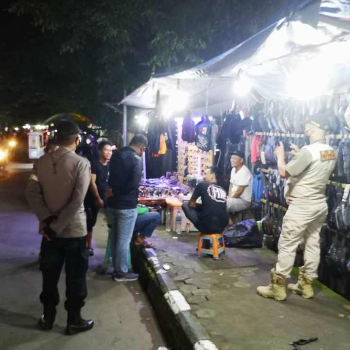 08 Januari 2022, Memberikan himbauan kepada Para PKL di Jalan Cendana bersama Sekcam, FKPM, Bhabinkamtibmas Karang Anyar