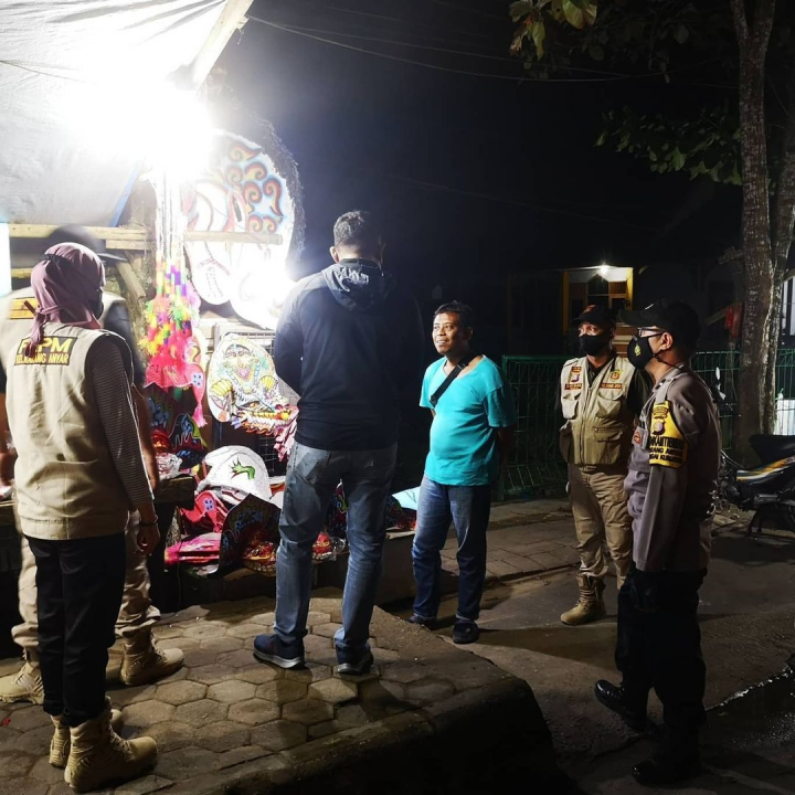 08 Januari 2022, Memberikan himbauan kepada Para PKL di Jalan Cendana bersama Sekcam, FKPM, Bhabinkamtibmas Karang Anyar