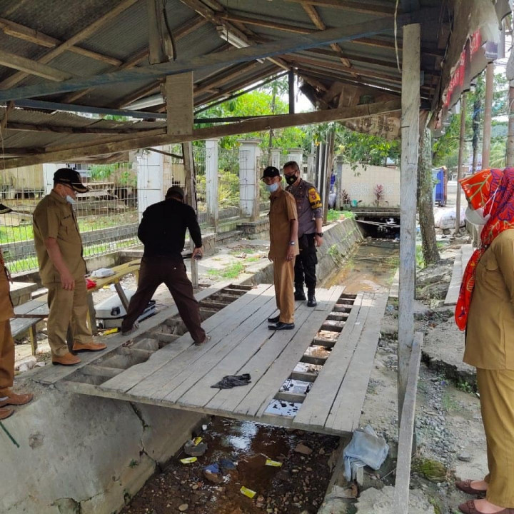 11 Januari 2022, Melakukan pemasangan Spanduk dilarang berjualan di Jalan Cendana dan pembongkaran tempat kumuh di jalan Teuku Umar.
