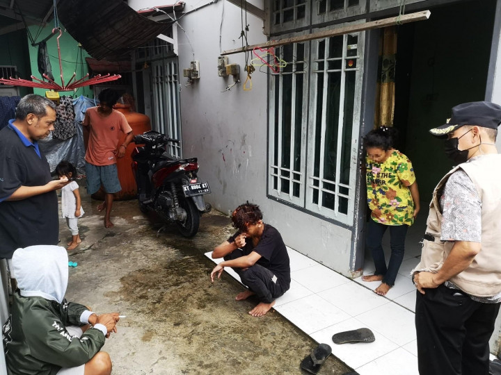 11 Februari 2022 ... Lurah Karang Anyar bersama Ketua RT 33 Kel. Karang Anyar memberikan arahan serta peringatan terkait kenakalan remaja yang membuat resah warga masyarakat di Jl. Rimbawan RT 33 Kel. Karang Anyar ...