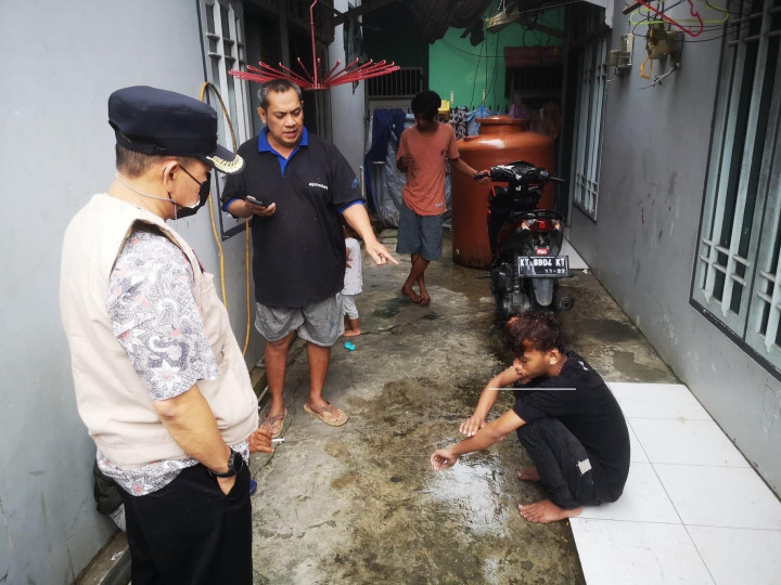 11 Februari 2022 ... Lurah Karang Anyar bersama Ketua RT 33 Kel. Karang Anyar memberikan arahan serta peringatan terkait kenakalan remaja yang membuat resah warga masyarakat di Jl. Rimbawan RT 33 Kel. Karang Anyar ...