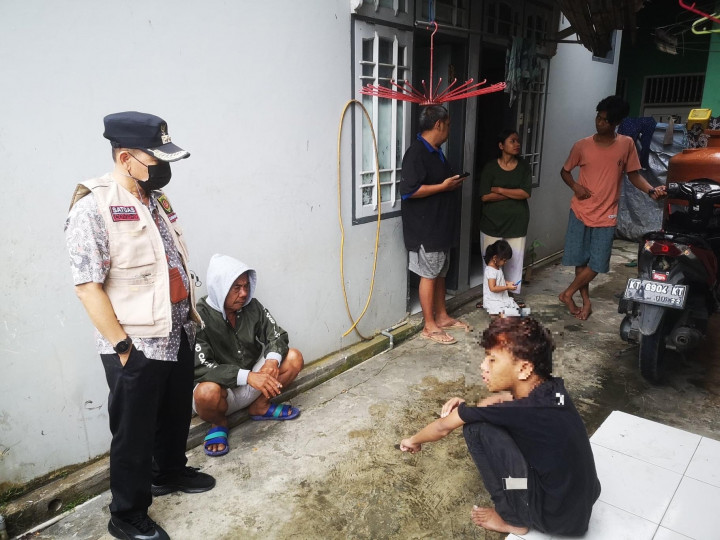 11 Februari 2022 ... Lurah Karang Anyar bersama Ketua RT 33 Kel. Karang Anyar memberikan arahan serta peringatan terkait kenakalan remaja yang membuat resah warga masyarakat di Jl. Rimbawan RT 33 Kel. Karang Anyar ...