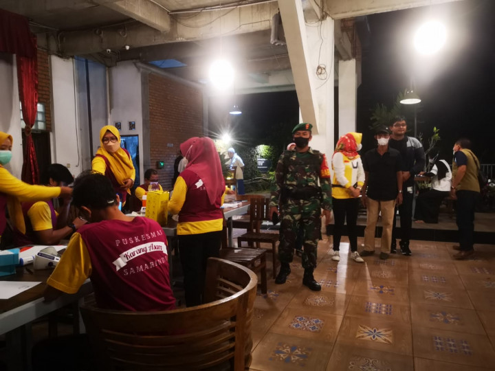 Sabtu, 26 Maret 2022: Pemberian Vaksin Pfizer 1,2,3 kepada pengunjung Cafe di D’Puncak Cafe dan Teras Roemah