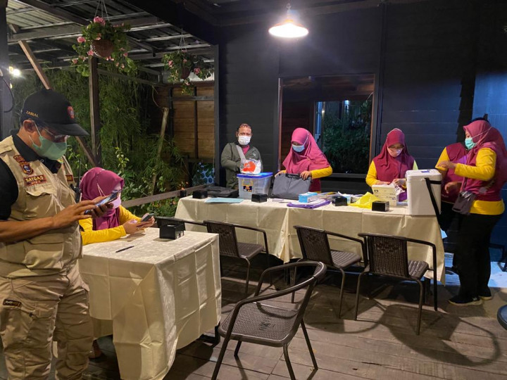 Sabtu, 26 Maret 2022: Pemberian Vaksin Pfizer 1,2,3 kepada pengunjung Cafe di D’Puncak Cafe dan Teras Roemah