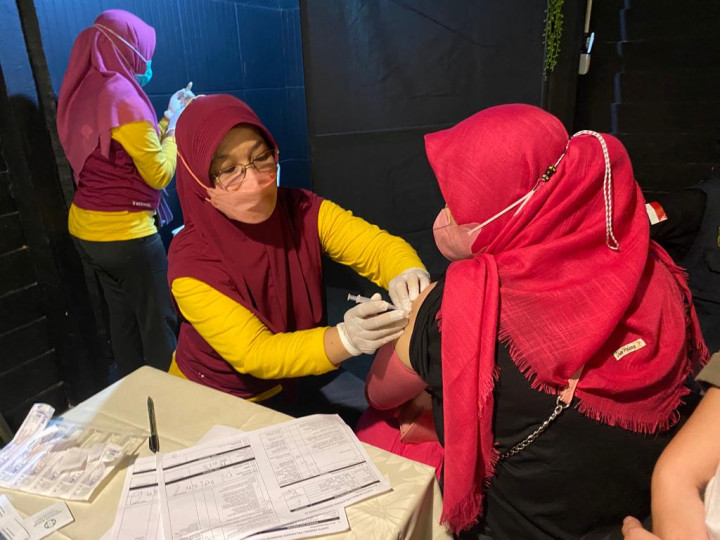 Sabtu, 26 Maret 2022: Pemberian Vaksin Pfizer 1,2,3 kepada pengunjung Cafe di D’Puncak Cafe dan Teras Roemah