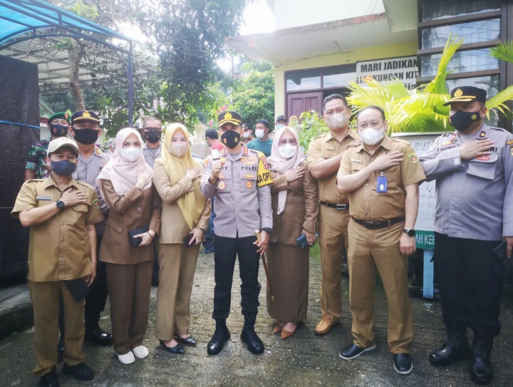 Selasa, 29 Maret 2022 Bersama Kapolresta Samarinda melakukan pembagian Minyak Curah ke warga Kel.Karang Anyar