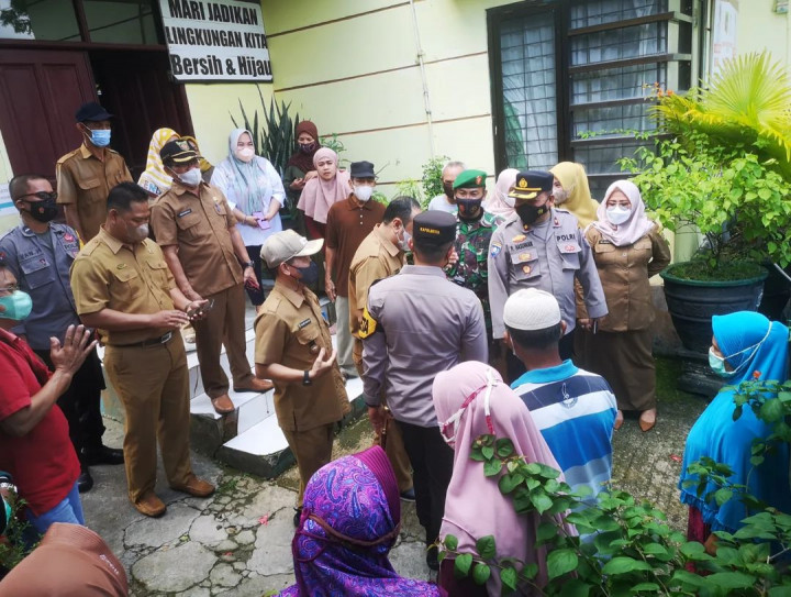 Selasa, 29 Maret 2022 Bersama Kapolresta Samarinda melakukan pembagian Minyak Curah ke warga Kel.Karang Anyar