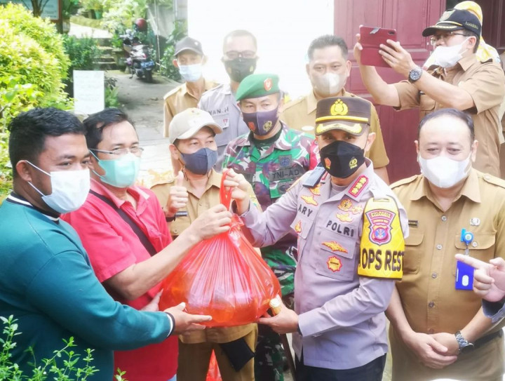 Selasa, 29 Maret 2022 Bersama Kapolresta Samarinda melakukan pembagian Minyak Curah ke warga Kel.Karang Anyar