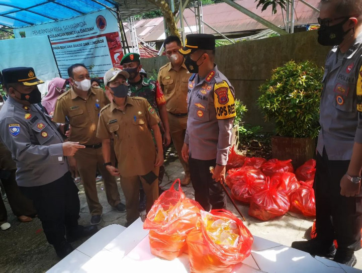 Selasa, 29 Maret 2022 Bersama Kapolresta Samarinda melakukan pembagian Minyak Curah ke warga Kel.Karang Anyar