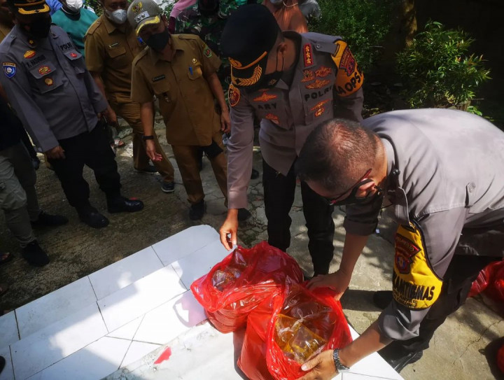 Selasa, 29 Maret 2022 Bersama Kapolresta Samarinda melakukan pembagian Minyak Curah ke warga Kel.Karang Anyar