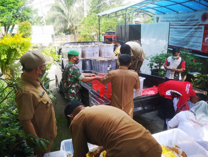 Selasa, 29 Maret 2022 Bersama Kapolresta Samarinda melakukan pembagian Minyak Curah ke warga Kel.Karang Anyar