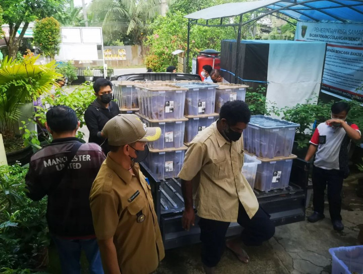 Selasa, 29 Maret 2022 Bersama Kapolresta Samarinda melakukan pembagian Minyak Curah ke warga Kel.Karang Anyar