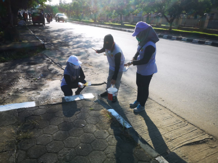 Jumat, 03 Juni 2022 kegiatan pengecatan trotoar pejalan kaki di Jalan Cendana RT.014 (belakang Islamic Center).