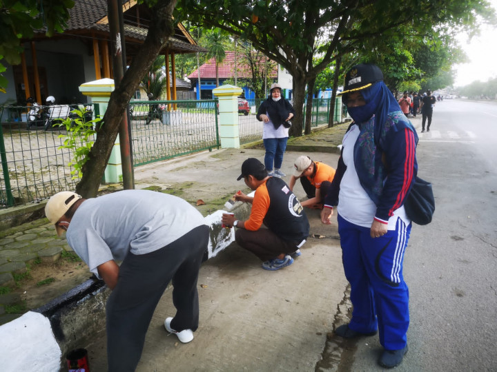 Jumat, 03 Juni 2022 kegiatan pengecatan trotoar pejalan kaki di Jalan Cendana RT.014 (belakang Islamic Center).