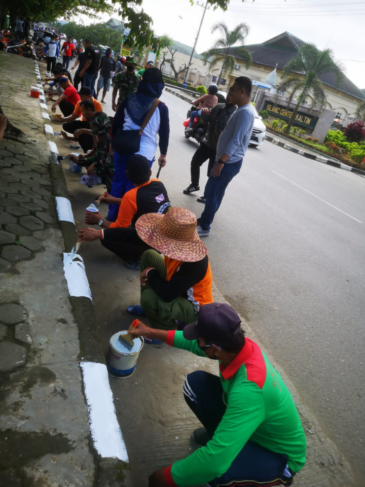 Jumat, 03 Juni 2022 kegiatan pengecatan trotoar pejalan kaki di Jalan Cendana RT.014 (belakang Islamic Center).