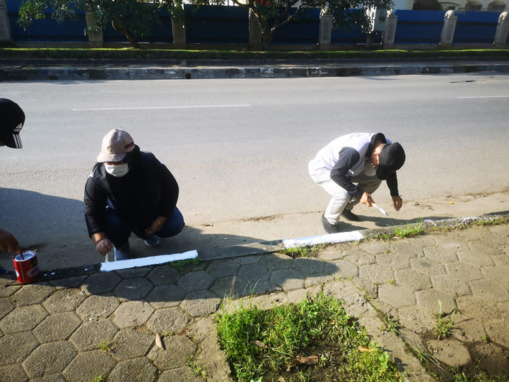 Jumat, 03 Juni 2022 kegiatan pengecatan trotoar pejalan kaki di Jalan Cendana RT.014 (belakang Islamic Center).