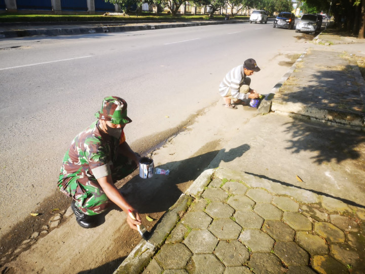 Jumat, 03 Juni 2022 kegiatan pengecatan trotoar pejalan kaki di Jalan Cendana RT.014 (belakang Islamic Center).