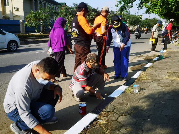 Jumat, 03 Juni 2022 kegiatan pengecatan trotoar pejalan kaki di Jalan Cendana RT.014 (belakang Islamic Center).