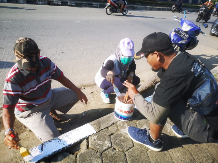 Jumat, 03 Juni 2022 kegiatan pengecatan trotoar pejalan kaki di Jalan Cendana RT.014 (belakang Islamic Center).