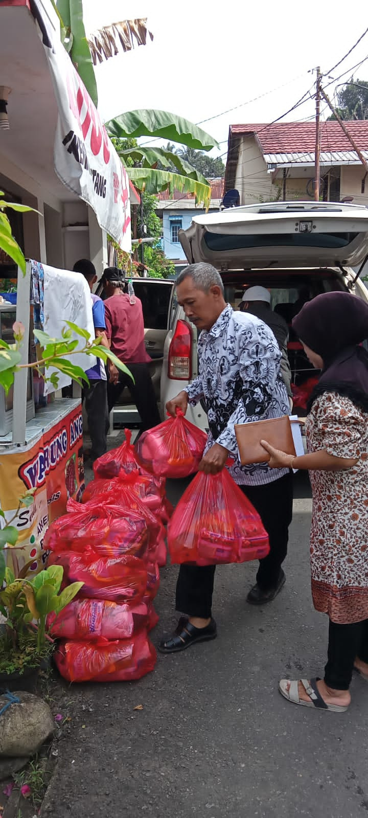 25 Juli 2022, #Probebaya Program memberikan bantuan sembako ke warga kurang mampu di RT.037
