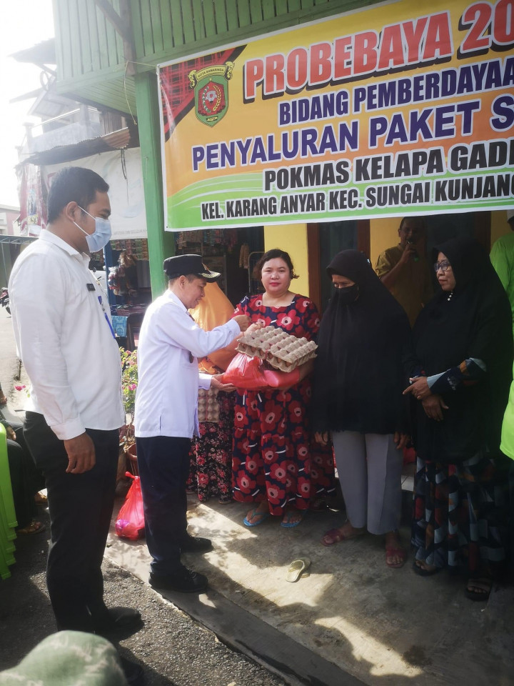 27 Juli 2022, #Probebaya, pembagian paket sembako ke warga yang membutuhkan di RT.015