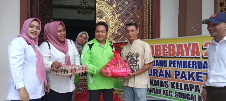 27 Juli 2022, #Probebaya Pembagian bantuan paket sembako ke warga di RT.002