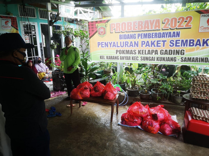 28 Juli 2022, #Probebya Penyaluran paket sembako di RT 01 oleh pokmas kelapa gading dalam kegiatan probebaya 2022 yang dihadiri oleh Lurah Karang Anyar