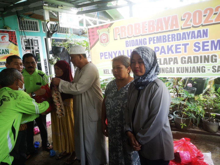 28 Juli 2022, #Probebya Penyaluran paket sembako di RT 01 oleh pokmas kelapa gading dalam kegiatan probebaya 2022 yang dihadiri oleh Lurah Karang Anyar